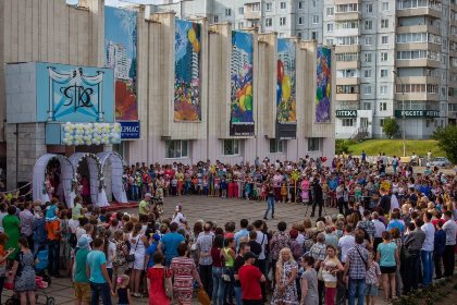 За многолетнее сотрудничество сказал спасибо Анатолию Дубасу коллектив ДК «Дружба» 